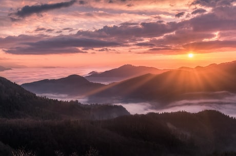 晚风中闪过几帧从前啊(晚风中闪过几帧从前啊，河畔夕阳美景惹人醉！)