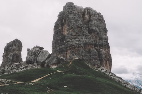 九龙峰(走进九龙峰，感受大自然的震撼)